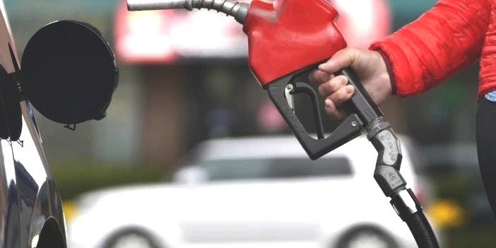 Akaryakıta tarihi zam: Benzin ve motorin fiyatı rekor seviyede