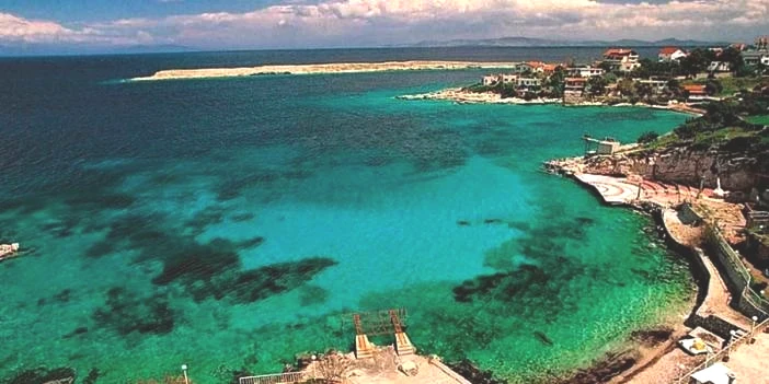 İzmir'in saklanmış cenneti! Çeşme ve Alaçatı'yı solladı: Canlı denizi ile tatilcilerin yeni gözde noktası