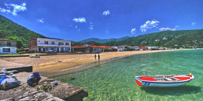 Ormanın içinden denize açılan cennet yolu! Balıkesir'in yeni gözde yeri belli oldu: Bavulunu alan o koya akın ediyor